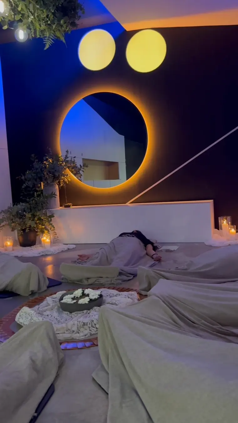 Un taller de meditación en grupo en TAO Estudio